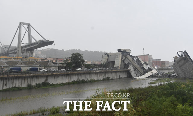 이탈리아 제노바에서 교량 붕괴 사고가 발생해 최소 35명이 사망했다. /제노바=AP 뉴시스