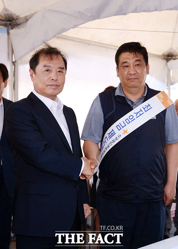 소상공인연합회 최승재 회장(오른쪽)과 악수하는 김 비대위원장