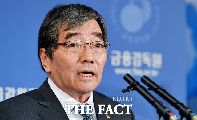윤석헌 금융감독원장은 즉시연금 사태와 관련해 종합검사에 대한 가능성도 내비치며 보험사들에 압박을 가하고 있다. /이덕인 기자