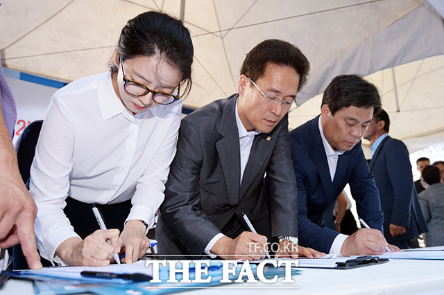 배현진 대변인과 함진규 자유한국당 정책위의장, 김선동 여의도연구원장(왼쪽부터)