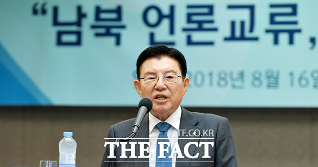 축사 하는 김덕룡 민주평화통일자문회의 수석부의장