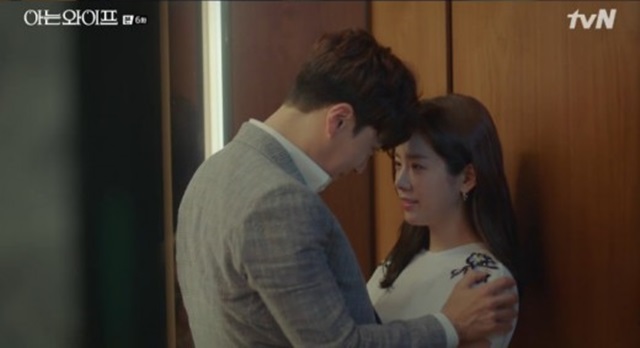 16일 방송한 tvN 아는 와이프에서 장승조와 한지민(오른쪽)이 승강기 앞에서 애정을 나누고 있다. /아는 와이프 방송화면
