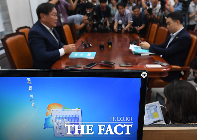 민생경제법안 TF 회의를 앞둔 가운데, 김태년 위원장의 모니터에 켜진 지뢰찾기 게임