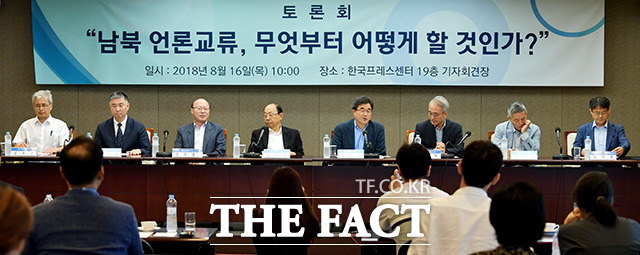 사회자 김정기 한양대 교수(왼쪽에서 다섯번째)와 다양한 분야의 전문가들이 토론을 하고 있다.