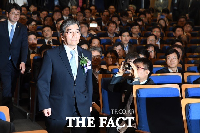 윤석헌 금융감독원장은 최근 취임 100일을 맞이했다. 사진은 윤 원장이 지난 5월 금융감독원에서 열린 취임식에 참석하는 모습./남윤호 기자