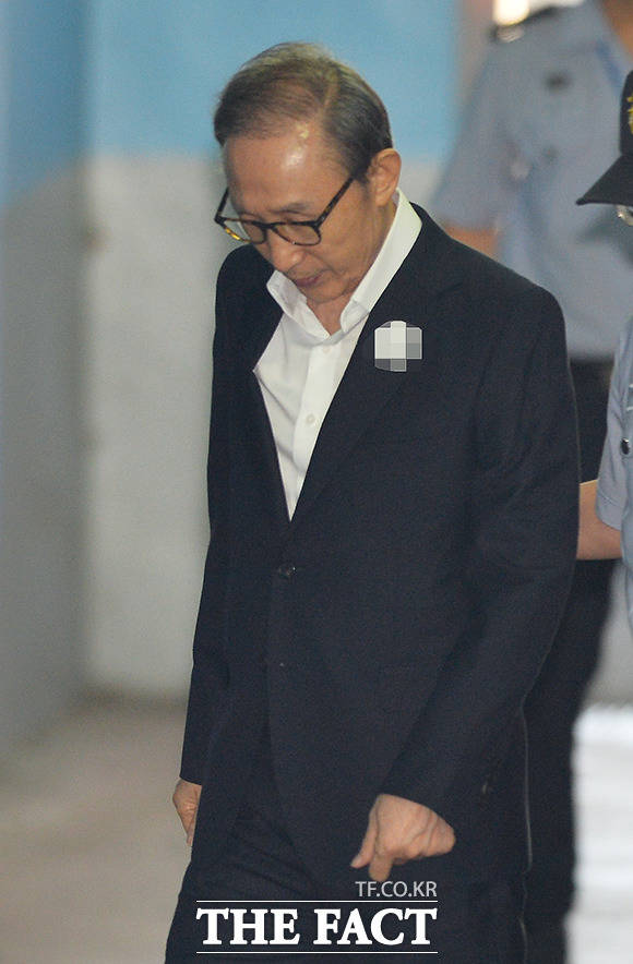 110억 원대 뇌물수수와 350억 원대 다스 횡령 등의 혐의로 구속기소 된 이명박 전 대통령이 17일 오전 서울 서초구 서울중앙지방법원에서 열린 특정범죄가중처벌법상 뇌물 등 22회 공판 출석을 위해 법원으로 들어서고 있다. /이동률 기자