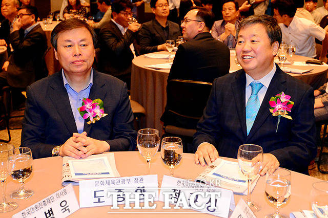 도종환 문화체육관광부 장관(왼쪽)과 정규성 한국기자협회 회장