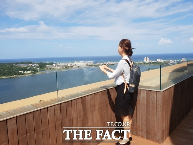 신세계그룹은 지난 2012년 직원 휴양시설을 목적으로 영랑호 리조트를 매입했다. 사진은 영랑호 리조트 20층 스카이라운지에서 속초시 전경을 바라보고 있는 기자. /속초=고은결 기자