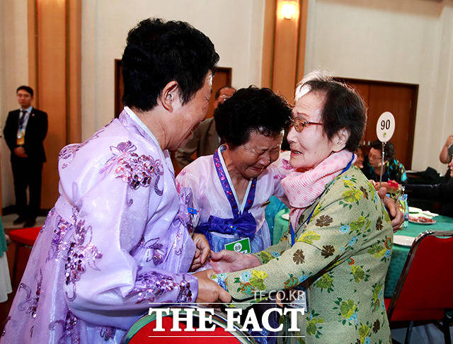 남측 한신자(99) 할머니(오른쪽)가 북측에서 온 딸 김경실(72)할머니를 만나 기뻐하고 있다.