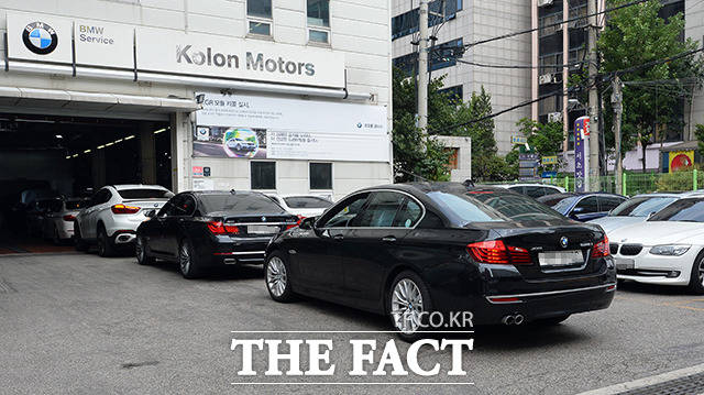 화재 사고로 논란이 되고 있는 BMW가 EGR 모듈 리콜을 시작한 20일 오후 서울 서초구의 한 BMW 서비스센터는 수리를 기다리는 차량들로 붐비고 있다. /이동률 기자