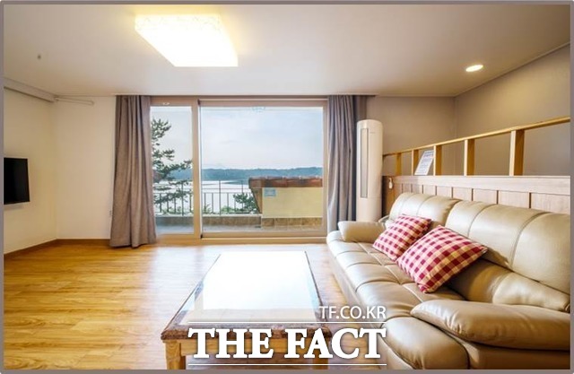 영랑호 리조트의 빌라형 콘도의 내부 모습. 창 밖으로 영랑호와 산책로를 볼 수 있다. 영랑호 리조트 내에는 빌라형 콘도와 타워형 콘도가 있다. /신세계그룹 제공