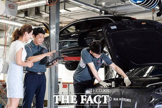 기아자동는 오는 11월 말까지 전국 18개 서비스센터와 800여 개 오토큐에서 노후 차량을 대상으로 안심 점검 서비스를 무상으로 제공한다. /기아자동차 제공