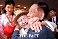 [TF포토] 68년 만에 만난 이산가족…'울음 바다 된 금강산호텔'