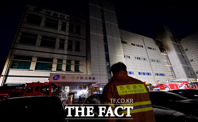 21일 오후 3시 43분께 인천 남동구 남동공단 내 세일전자 건물 4층에서 화재가 일어나 13명의 사상자가 발생한 가운데 화재 현장이 처참한 모습을 보이고 있다. /이덕인 기자