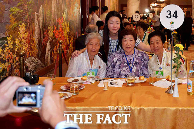 남측 배순희(82) 할머니(가운데)가 북측 언니 배순복(87) 할머니와 동생 배순영(75) 할머니를 만나 기념 촬영을 하고 있다.<br> 