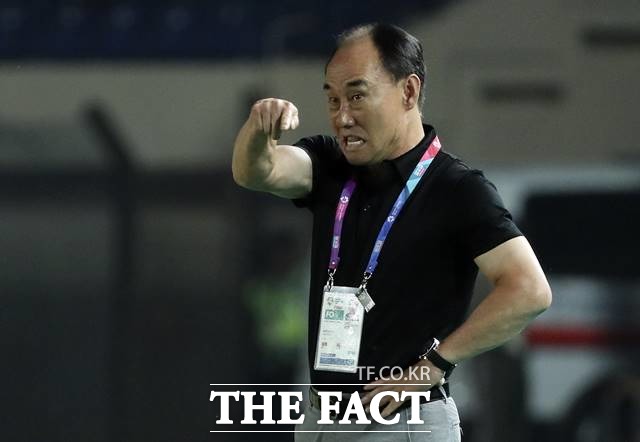 한국, 이란 꺾을 수 있을까? 한국 김학범 감독이 키르기스스탄과 경기에서 선수들에게 지시를 하고 있다. /반둥(인도네시아)=뉴시스