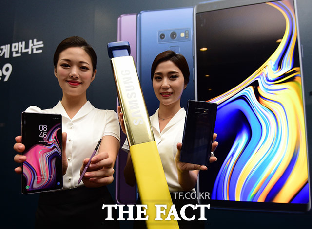 SK텔레콤의 삼성 갤럭시 노트9 개통행사가 21일 오전 서울 중구 을지로 SKT 타워에서 열린 가운데 모델들이 제품을 선보이고 있다. /임세준 기자
