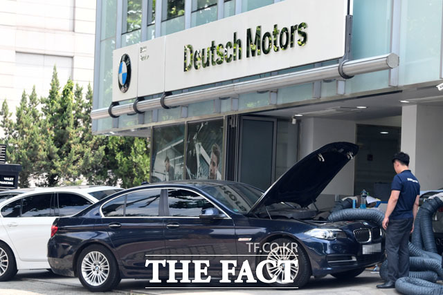 BMW코리아는 지난 21일까지 리콜대상 차량 약 10만6000대 가운데 10만2000대가량이 안전진단을 마쳤다고 밝혔다. 사진은 안전진단을 받고 있는 BMW 차량. /남윤호 기자