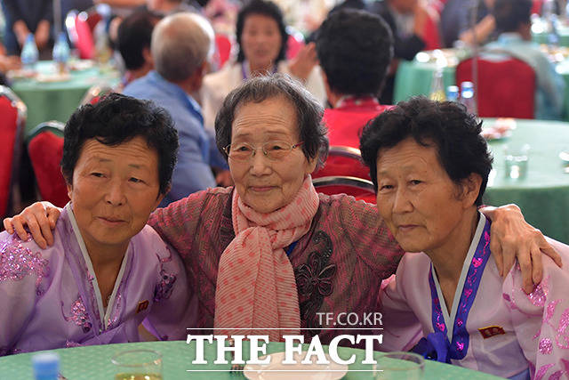 기념사진을 남기는 남측 한신자(99) 할머니와 북측 딸 김경실(72), 김경영(71) 할머니