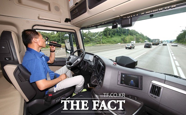 현대차는 이번 화물차 자율주행 기술 시연 성공을 시작으로 군집 주행과 운전자의 개입이 전혀 필요 없는 완전자율주행 트럭 개발에 속도를 높인다는 계획이다.