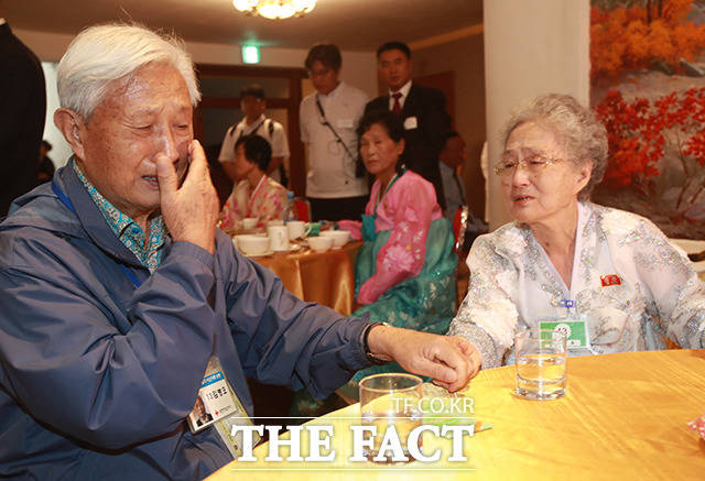 눈물을 흘리는 김병오(88)할아버지와 북측에서 온 동생 김순옥(81)할머니