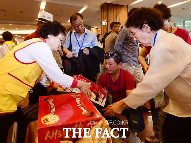 이신영(83·오른쪽) 할머니가 북측 오빠 리준성(86) 할아버지에게 전달할 선물들을 정리하고 있다.