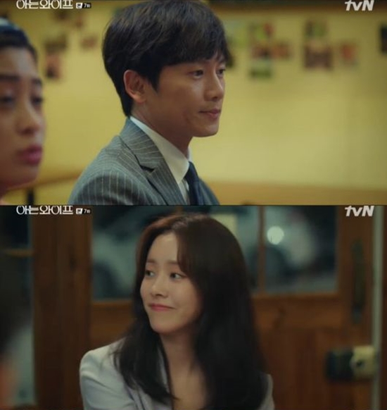 이날 한지민(아래)와 장승조의 연애 사실을 알게 된 지성(위)는 충격을 받고 씁쓸해 했다. /tvN 아는 와이프 방송화면 캡처