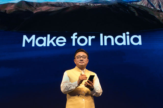 고동진 삼성전자 IM(IT·모바일)부문장(사장)이 지난 22일 인도 구루가온에서 열린 갤럭시노트9 출시 행사에서 제품을 소개하고 있다. /삼성전자 제공