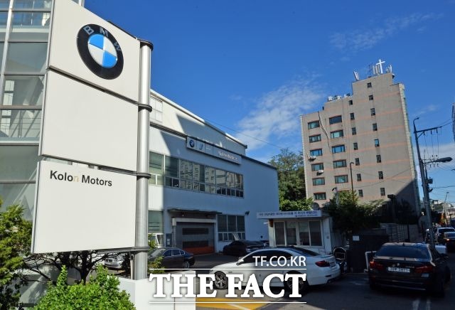 지난 1988년 국내에 BMW를 처음 판매한 것을 시작으로 30년간 국내 수입차 업계를 이끌어온 코오롱이 BMW 리콜 사태로  하반기 수입차 판매에 빨간불이 켜졌다. 사진은 이달 16일 서울 마포구 코오롱모터스 BMW서비스센터에 BMW 차량이 입고되는 모습. /이동률 기자