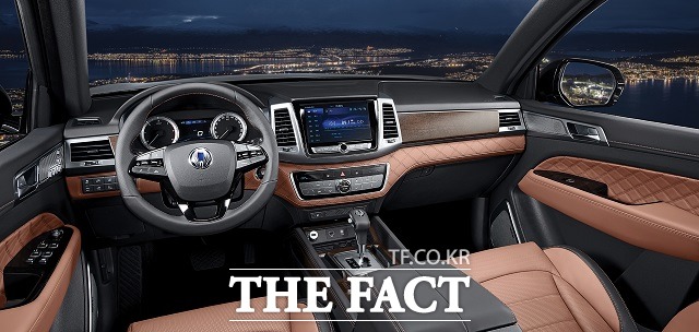 2019 G4 렉스턴에는 국내 SUV 최초로 손을 터치하는 것만으로 도어를 열고 잠글 수 있는 터치센싱 도어가 적용됐다.