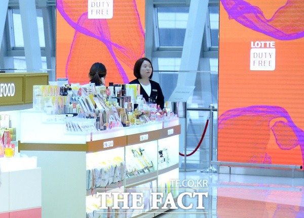 신동빈 롯데 회장 항소심 재판 결과에 월드타워 면세점 직원들의 일자리가 달려 있다. 관세청은 신 회장 항소심 재판 결과에 따라 월드타워점 사업권 취소 여부를 결정한다고 공언해왔기 때문이다. /더팩트 DB