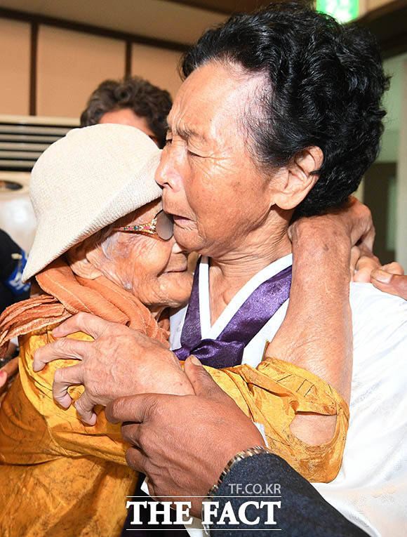 남측 최고령 상봉 대상자 강정옥(100·왼쪽) 할머니와 북측의 동생 강정화(85) 할머니가 눈물을 흘리고 있다.