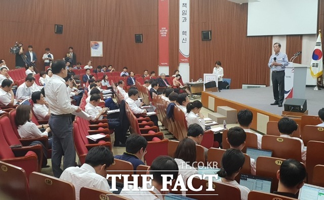 김병준 비대위에 불만을 토로하는 한국당 의원들. /이원석 기자