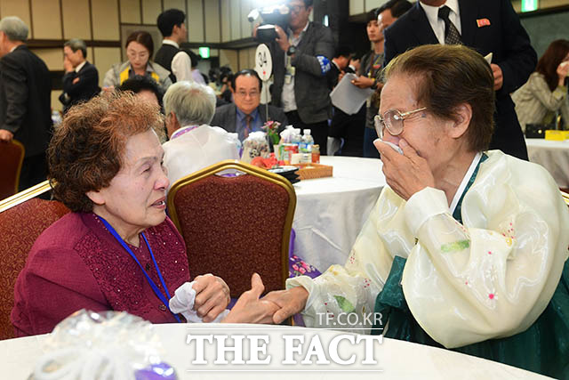 북측 백태옥(84·오른쪽) 할머니가 남측에서 온 언니 백태복(90) 할머니의 손을 잡고 눈시울을 붉히고 있다.