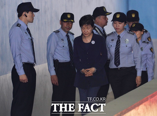 국정농단 사건의 주범인 박근혜 전 대통령이 항소심에서 징역 25년을 선고받았다. 사진은 박 전 대통령이 지난해 6월 23일 오전 서울 서초구 서울중앙지방법원 법정에 출석하는 모습. /이효균 기자