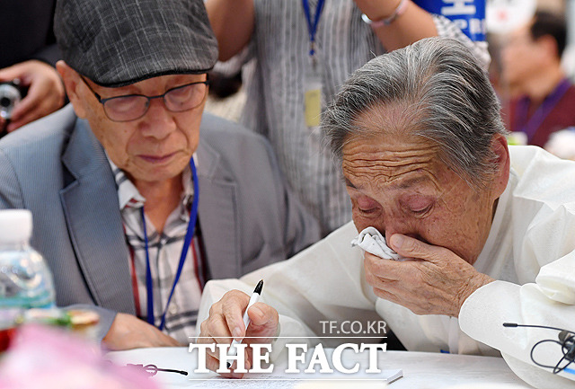 북측 리숙희(90·오른쪽)씨가 남측 동생 이용희(89)씨와 남측에 있는 언니에게 편지를 쓰다 눈물을 흘리고 있다.