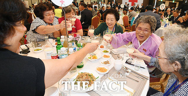 양순옥(86) 할머니와 북측의 량차옥(82) 할머니를 비롯한 6자매가 식탁에 둘러앉아 그간의 소식을 전하며 함께 저녁 식사를 하고 있다.