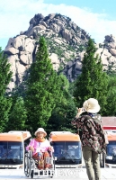 [TF포토] 금강산 매바위에서 기념촬영 하는 최고령 강정옥 할머니