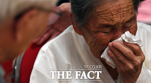 북측의 리숙희(90) 할머니가 남측의 동생 이용희(89) 할아버지와 작별의 아쉬움에 슬퍼하고 있다.