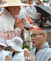 [TF사진관] '둘로 나뉜 불교'…다른 마음으로 합장하는 두 스님