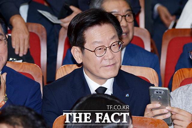 더불어민주당 대의원·당원들은 최근 논란의 주인공인 이재명 경기도지사의 거취를 놓고 갑론을박했다. 지난 18일 김대중 전 대통령 서거 9주기 추도식이 열린 국립서울현충원을 찾은 이재명 경기도지사. /이선화 기자