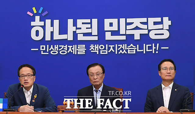 그리고 최고위원 득표 1위 박주민 의원(왼쪽)