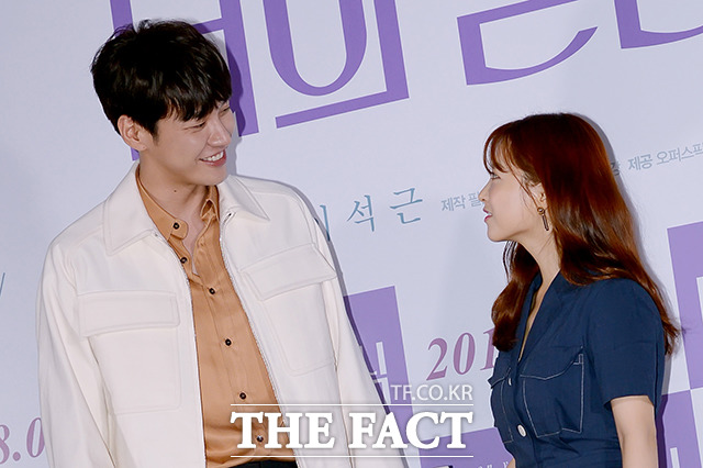 배우 김영광(왼쪽), 박보영이 7일 오후 서울 강남구 봉은사로 메가박스 코엑스에서 열린 영화 너의 결혼식 언론배급시사회에 참석해 포토타임을 갖고 있다. /이선화 기자