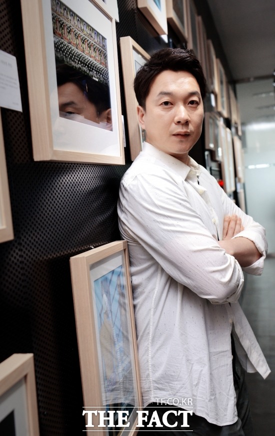 목격자 배우 이민웅. 배우 이민웅이 24일 오후 서울 마포구 성암로 더팩트 사옥에서 진행된 인터뷰에서 포즈를 취하고 있다. /이선화 기자