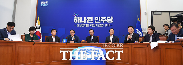 새로워진 민주당 지도부 이해찬 더불어민주당 신임 대표와 최고위원들