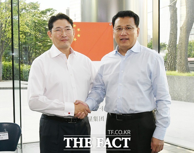 조현준 효성그룹 회장(왼쪽)이 지난 25일 반포 사옥에서 위안자쥔 중국 저장성장을 만나 사업협력 방안을 모색했다. /효성그룹 제공