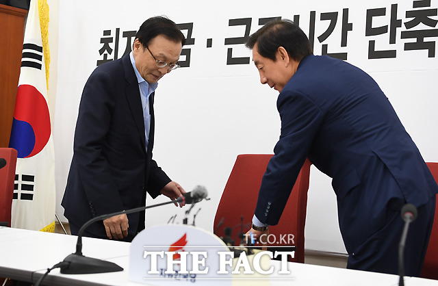 이해찬 더불어민주당 신임 대표(왼쪽)가 27일 오후 서울 여의도 국회에서 김성태 자유한국당 원내대표를 예방한 가운데, 김 원내대표가 이 대표를 위해 의자를 받쳐 주고 있다. /이새롬 기자