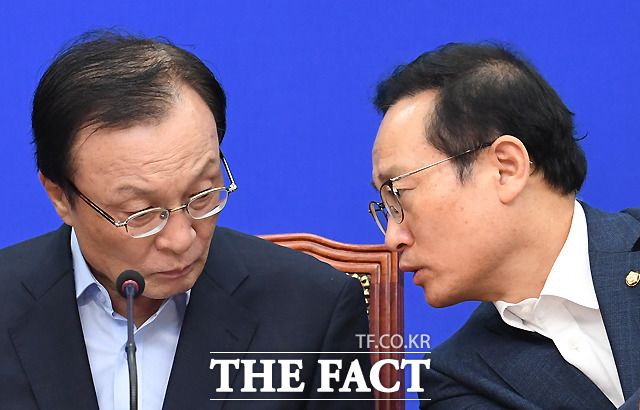 이해찬 더불어민주당 신임 대표(왼쪽)와 홍영표 원내대표가 27일 오전 서울 여의도 국회에서 열린 최고위원회의에서 대화를 나누고 있다. /이새롬 기자