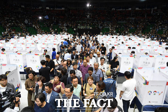 잇따른 논란의 중심에 선 이재명 경기도지사를 향한 민주당 대의원들의 의견을 극명하게 갈렸다. 논란이 가라앉은 것처럼 보이지만, 당내에서는 여전히 논란이 일고 있었다. 지난 25일 민주당 제3차 정기전국대의원대회에서 당원들이 투표하는 모습. /남윤호 기자