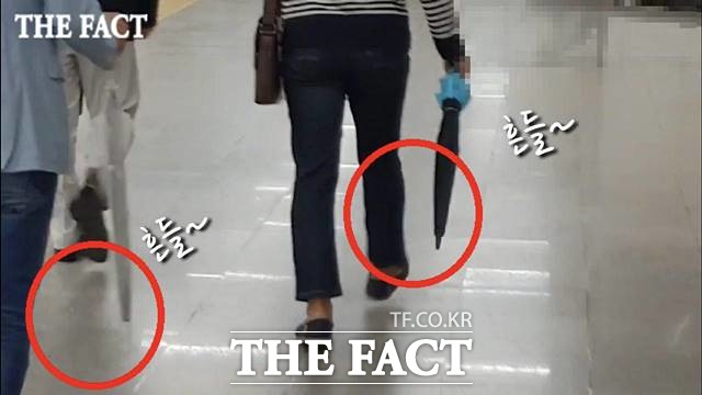 비 오는 날 우산 주의보 전국 곳곳에 비가 내린 30일 오전 한 시민이 우산을 뒤로 크게 흔들며 걷고 있다. /심재희 기자